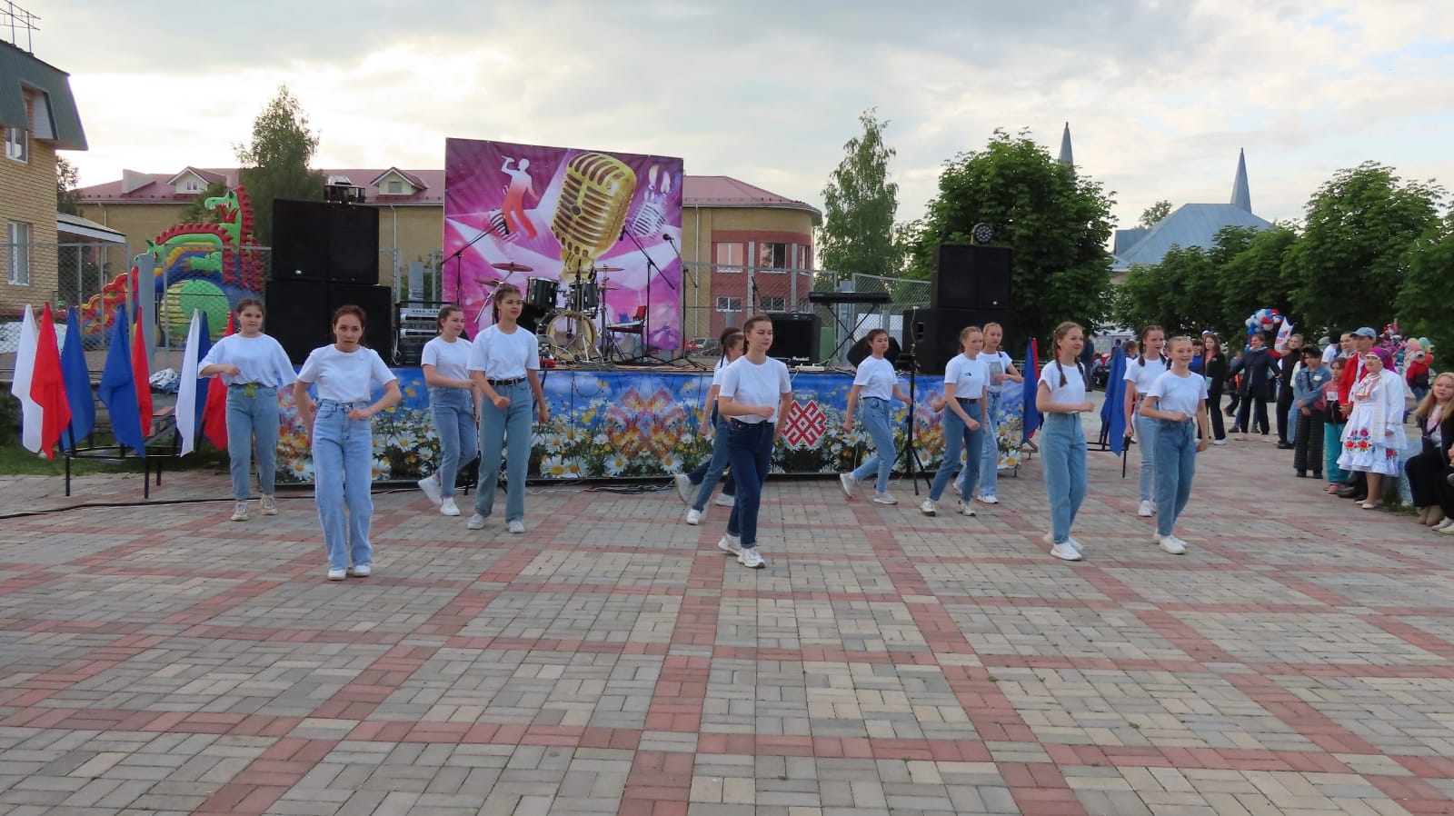 24 июня в парке культуры и отдыха посёлка Сернур отметили День молодежи. 