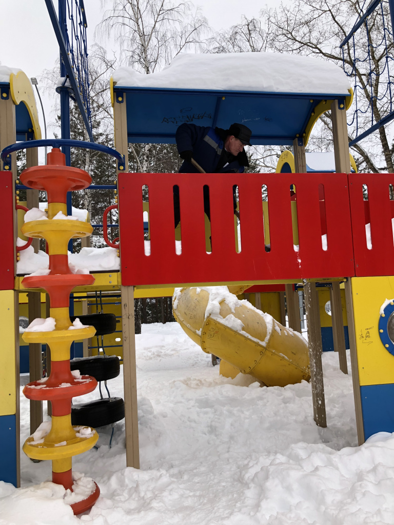 Помощь сотрудников филиала в уборке снега на детской игровой площадке